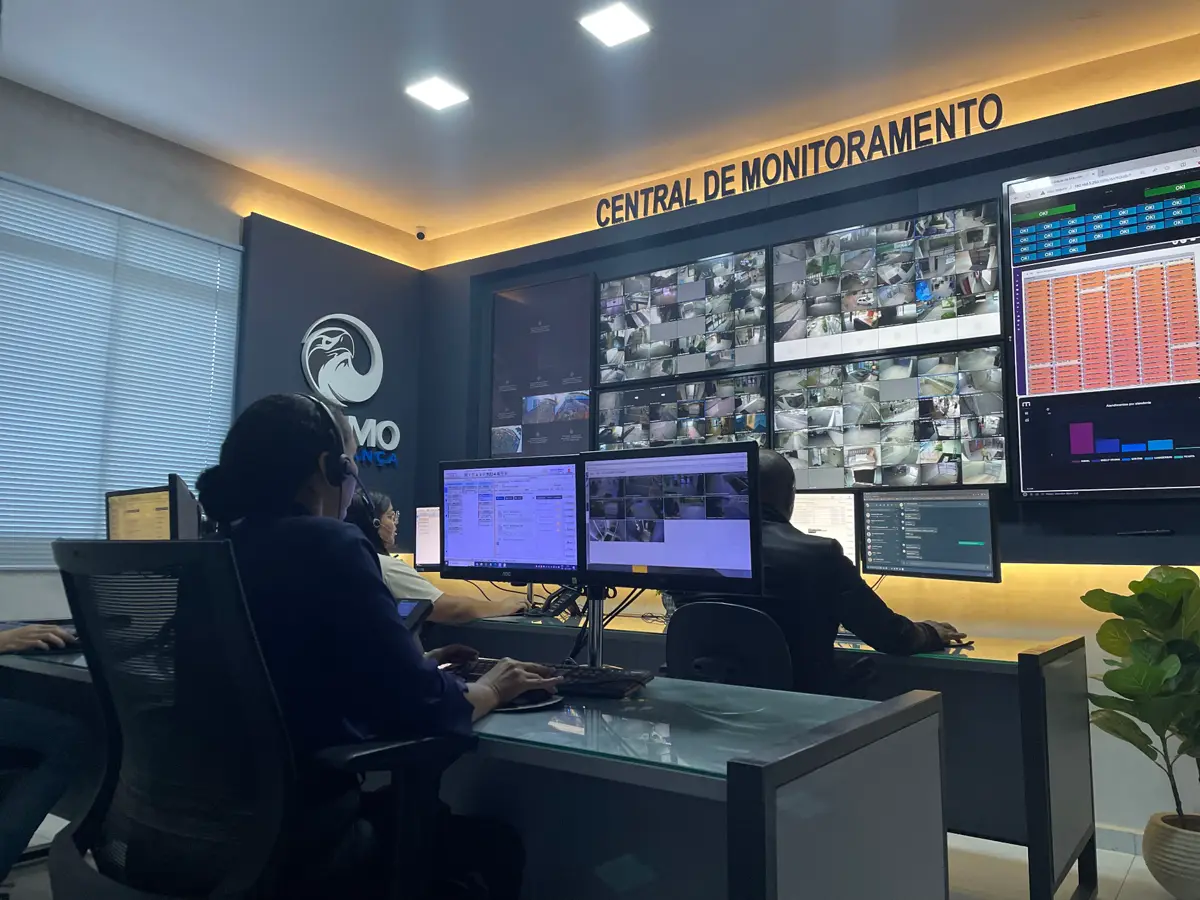 Operador de portaria remota da Álamo Segurança